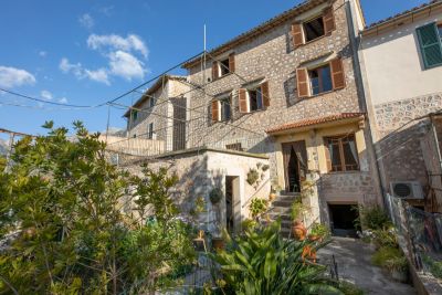 Large townhouse with garden, terrace and garage in the centre of Sóller