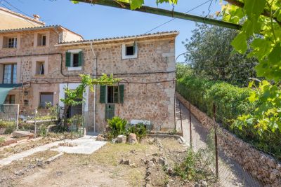 Sunny and cute rustic house with garden to renovate in Sóller