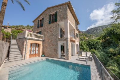 Charming stone built house with pool and garage in the centre of Fornalutx