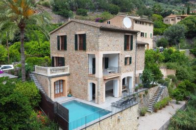 Charming stone built house with pool and garage in the centre of Fornalutx