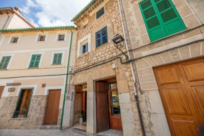 Townhouse with large courtyard in the centre of Sóller
