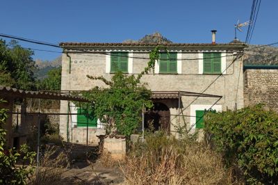 Country house in need of renovation with garden on the outskirts of Sóller