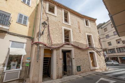 Partly renovated townhouse with shop and roof terrace in the centre of Sóller
