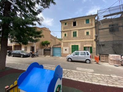 House with garden to renovate in Sóller