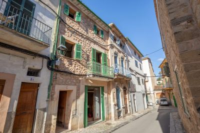 Townhouse with shop in the centre of Sóller
