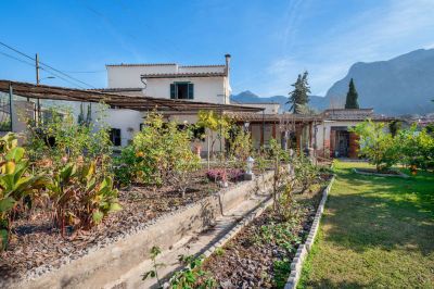 Beautiful house with garden in the center of Sóller