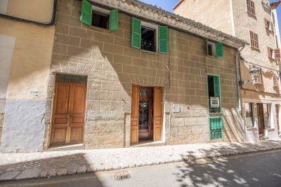 Townhouse with two sections in the centre of Sóller 